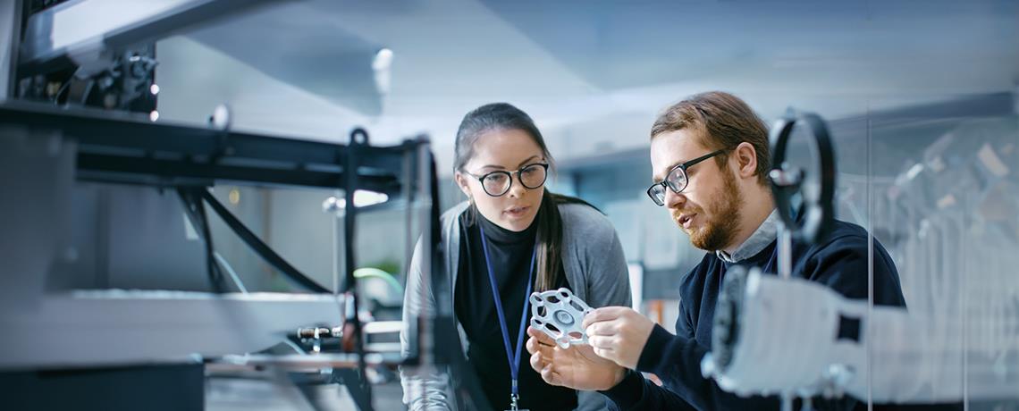 Zwei Studenten beurteilen Objekt aus dem 3D-Drucker